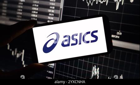 Konskie, Polen – 14. Dezember 2024: Firmenlogo der ASICS Corporation auf dem Mobiltelefon Stockfoto