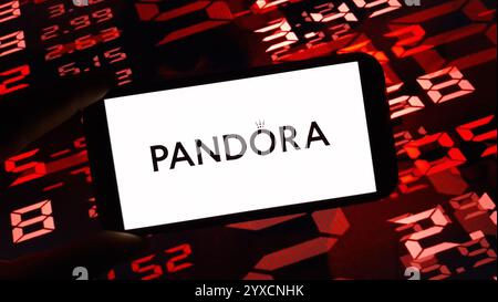 Konskie, Polen – 14. Dezember 2024: Das Firmenlogo von Pandora wird auf dem Mobiltelefon angezeigt Stockfoto
