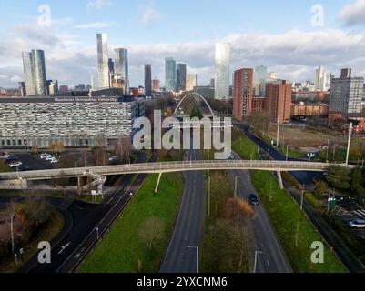 Panoramaaufnahme der Skyline von Manchester über der Princess Rd in Hulme. Stockfoto