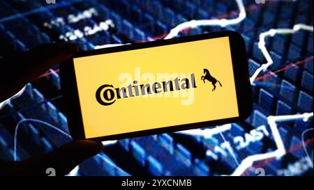 Konskie, Polen – 14. Dezember 2024: Das Logo des kontinentalen Unternehmens wird auf dem Mobiltelefon angezeigt Stockfoto