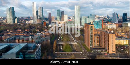 Panoramaaufnahme der Skyline von Manchester über der Princess Rd in Hulme. Stockfoto