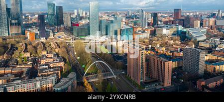 Panoramaaufnahme der Skyline von Manchester über der Princess Rd in Hulme. Stockfoto