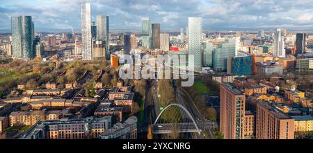 Panoramaaufnahme der Skyline von Manchester über der Princess Rd in Hulme. Stockfoto