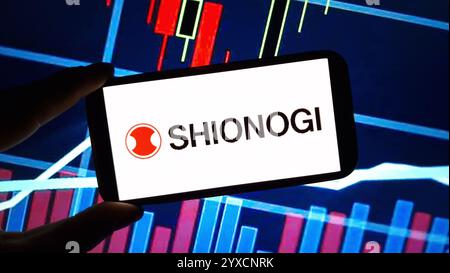 Konskie, Polen - 14. Dezember 2024: Logo des Unternehmens Shionogi auf dem Mobiltelefon Stockfoto