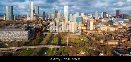 Panoramaaufnahme der Skyline von Manchester über der Princess Rd in Hulme. Stockfoto