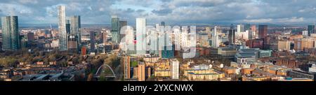 Panoramaaufnahme der Skyline von Manchester über der Princess Rd in Hulme. Stockfoto