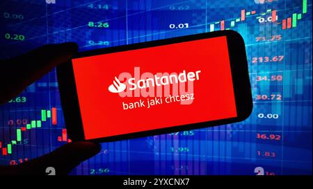 Konskie, Polen - 14. Dezember 2024: Das Firmenlogo von Santander Polska wird auf dem Mobiltelefon angezeigt Stockfoto