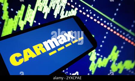 Konskie, Polen - 14. Dezember 2024: Das Firmenlogo von Carmax wird auf dem Mobiltelefon angezeigt Stockfoto