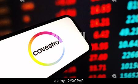 Konskie, Polen - 14. Dezember 2024: Firmenlogo von Covestro auf dem Mobiltelefon Stockfoto