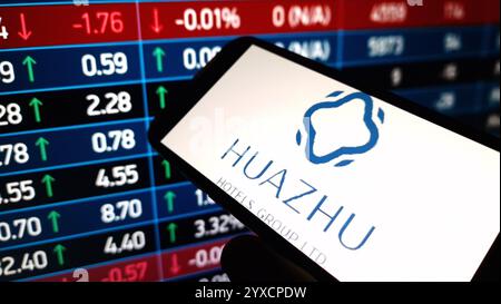 Konskie, Polen - 14. Dezember 2024: Das Firmenlogo von Huazhu Hotels wird auf dem Mobiltelefon angezeigt Stockfoto