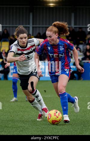 London, Großbritannien. Dezember 2024. London, England, 15. Dezember 2024: Annabel Blanchard (10 Crystal Palace) und Dominique Janssen (17 Manchester United) im Spiel der Womens Super League zwischen Crystal Palace und Manchester United im VBS Community Stadium in London. (Pedro Porru/SPP) Credit: SPP Sport Press Photo. /Alamy Live News Stockfoto