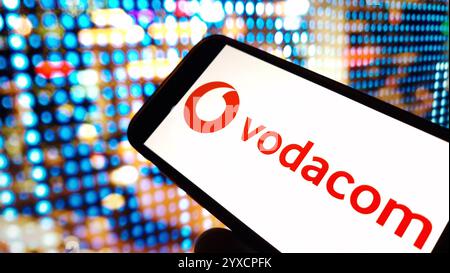 Konskie, Polen – 14. Dezember 2024: Das Firmenlogo von Vodacom wird auf dem Mobiltelefon angezeigt Stockfoto