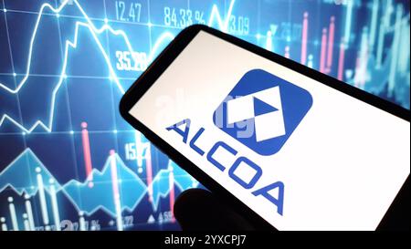 Konskie, Polen - 14. Dezember 2024: Logo des Unternehmens Alcoa auf dem Mobiltelefon Stockfoto