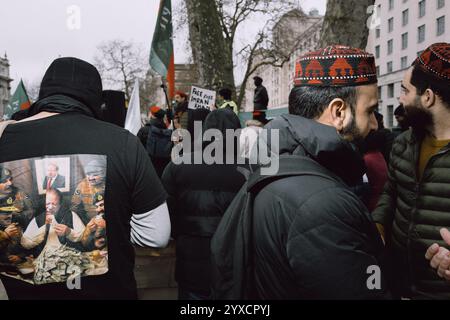 London, Großbritannien. Dezember 2024. Demonstranten versammeln sich vor der Downing Street zu einem Protest der PTI gegen die jüngsten Morde in D-Chowk, Islamabad. Die Veranstaltung lenkt die Aufmerksamkeit auf mutmaßliche staatliche Gewalt und fordert Gerechtigkeit für die Opfer. Die Teilnehmer fordern Rechenschaftspflicht und internationales Bewusstsein für die Situation. (Foto: Joao Daniel Pereira/SIPA USA) Credit: SIPA USA/Alamy Live News Stockfoto