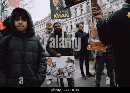 London, Großbritannien. Dezember 2024. Demonstranten versammeln sich vor der Downing Street zu einem Protest der PTI gegen die jüngsten Morde in D-Chowk, Islamabad. Die Veranstaltung lenkt die Aufmerksamkeit auf mutmaßliche staatliche Gewalt und fordert Gerechtigkeit für die Opfer. Die Teilnehmer fordern Rechenschaftspflicht und internationales Bewusstsein für die Situation. (Foto: Joao Daniel Pereira/SIPA USA) Credit: SIPA USA/Alamy Live News Stockfoto