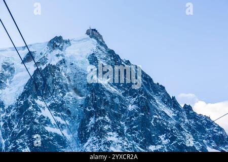 Blick aus dem Inneren der Seilbahn in Chamonix mit Blick auf die Plattform über den Bergen und Gletschern, die durch raues Gelände fließen. Stockfoto