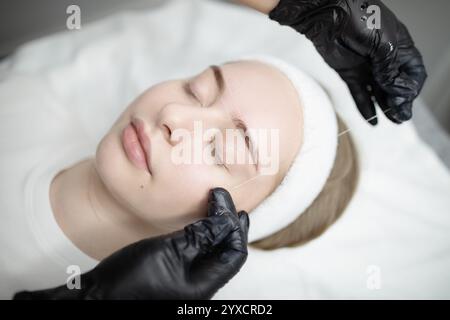 Frau genießt langanhaltende Schönheitsbehandlungen bei einem Verwöhnsalon Stockfoto