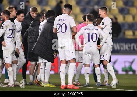 Sint Truiden, Belgien. Dezember 2024. Die Spieler von Anderlecht feiern nach dem Sieg eines Fußballspiels zwischen Sint-Truiden VV und RSC Anderlecht am Sonntag, den 15. Dezember 2024 in Sint-Truiden, am 18. Tag der Saison 2024-2025 der ersten Liga der „Jupiler Pro League“ der belgischen Meisterschaft. BELGA FOTO JOHAN EYCKENS Credit: Belga News Agency/Alamy Live News Stockfoto