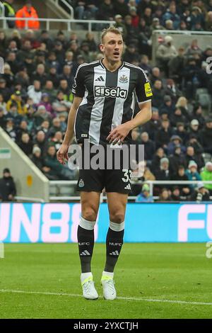 Newcastle, Großbritannien. Dezember 2024. Dan Burn von Newcastle United während des Spiels Newcastle United FC gegen Leicester City FC English Premier League in St. James' Park, Newcastle, England, Großbritannien am 14. Dezember 2024 Credit: Every Second Media/Alamy Live News Stockfoto