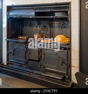 Große Smith and Wellstand gusseiserne viktorianische Kochserie in Standen House Kitchen, West Sussex, England, Großbritannien Stockfoto