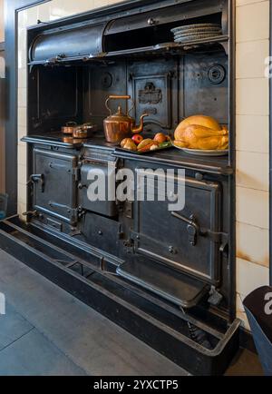 Große Smith and Wellstand gusseiserne viktorianische Kochserie in Standen House Kitchen, West Sussex, England, Großbritannien Stockfoto