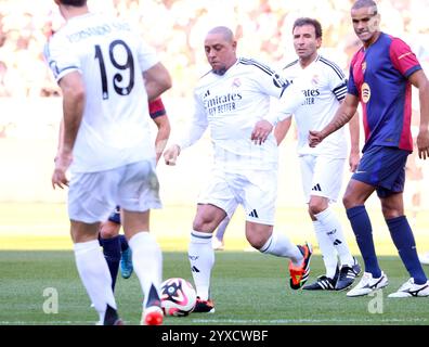 Tokio, Japan. Dezember 2024. Der ehemalige Real Madrid-Spieler Roberto Carlos (C) spielt am Sonntag, den 15. Dezember 2024, beim Fußballspiel „El Clasico in Tokio“ zwischen Barca-Legenden und Real Madrid-Legenden in Tokio. Andres Iniesta hielt nach dem Spiel eine Abschiedszeremonie für seine professionelle Fluggesellschaft ab. (Foto: Yoshio Tsunoda/AFLO) Stockfoto