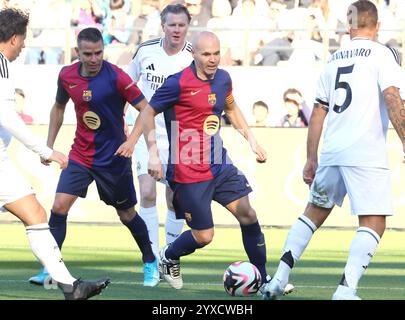 Tokio, Japan. Dezember 2024. Der ehemalige FC Barcelona-Spieler Andrres Iniesta (C) spielt am Sonntag, den 15. Dezember 2024, beim Fußballspiel „El Clasico in Tokio“ zwischen Barca-Legenden und Real Madrid-Legenden in Tokio. Andres Iniesta hielt nach dem Spiel eine Abschiedszeremonie für seine professionelle Fluggesellschaft ab. (Foto: Yoshio Tsunoda/AFLO) Stockfoto