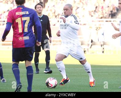 Tokio, Japan. Dezember 2024. Der ehemalige Real Madrid Spieler Roberto Carlos spielt beim Fußballspiel „El Clasico in Tokio“ zwischen Barca Legenden und Real Madrid Legenden am Sonntag, den 15. Dezember 2024 in Tokio. Andres Iniesta hielt nach dem Spiel eine Abschiedszeremonie für seine professionelle Fluggesellschaft ab. (Foto: Yoshio Tsunoda/AFLO) Stockfoto