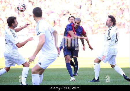 Tokio, Japan. Dezember 2024. Der ehemalige FC Barcelona-Spieler Rivaldo (2. R) spielt am Sonntag, den 15. Dezember 2024, beim Fußballspiel El Clasico in Tokio zwischen Barca-Legenden und Real Madrid-Legenden. Andres Iniesta hielt nach dem Spiel eine Abschiedszeremonie für seine professionelle Fluggesellschaft ab. (Foto: Yoshio Tsunoda/AFLO) Stockfoto