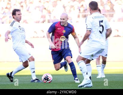 Tokio, Japan. Dezember 2024. Der ehemalige FC Barcelona-Spieler Andrres Iniesta (C) spielt am Sonntag, den 15. Dezember 2024, beim Fußballspiel „El Clasico in Tokio“ zwischen Barca-Legenden und Real Madrid-Legenden in Tokio. Andres Iniesta hielt nach dem Spiel eine Abschiedszeremonie für seine professionelle Fluggesellschaft ab. (Foto: Yoshio Tsunoda/AFLO) Stockfoto