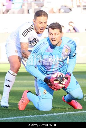 Tokio, Japan. Dezember 2024. Der ehemalige Real Madrid-Torwart Iker Casillas fängt den Ball beim Fußballspiel „El Clasico in Tokio“ zwischen Barca-Legenden und Real Madrid-Legenden am Sonntag, den 15. Dezember 2024, in Tokio. Andres Iniesta hielt nach dem Spiel eine Abschiedszeremonie für seine professionelle Fluggesellschaft ab. (Foto: Yoshio Tsunoda/AFLO) Stockfoto