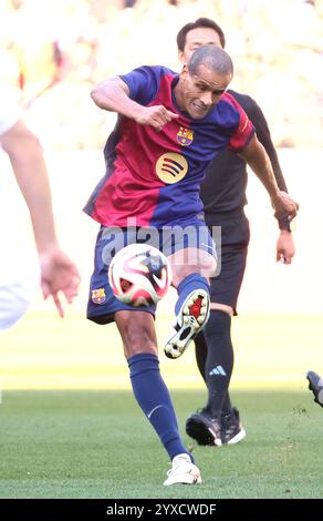 Tokio, Japan. Dezember 2024. Der ehemalige FC Barcelona-Spieler Rivaldo schießt den Ball beim Fußballspiel „El Clasico in Tokio“ zwischen Barca-Legenden und Real Madrid-Legenden am Sonntag, den 15. Dezember 2024 in Tokio. Andres Iniesta hielt nach dem Spiel eine Abschiedszeremonie für seine professionelle Fluggesellschaft ab. (Foto: Yoshio Tsunoda/AFLO) Stockfoto