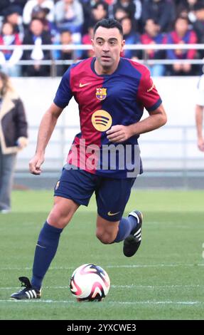 Tokio, Japan. Dezember 2024. Der ehemalige FC Barcelona-Spieler xavi Hernandez spielt am Sonntag, den 15. Dezember 2024, beim Fußballspiel „El Clasico in Tokio“ zwischen Barca-Legenden und Real Madrid-Legenden in Tokio. Andres Iniesta hielt nach dem Spiel eine Abschiedszeremonie für seine professionelle Fluggesellschaft ab. (Foto: Yoshio Tsunoda/AFLO) Stockfoto