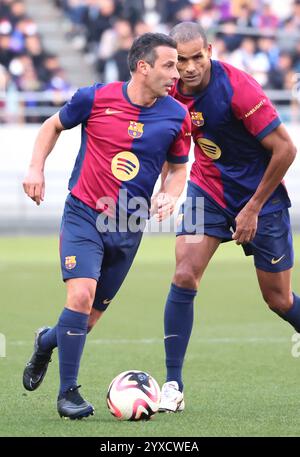 Tokio, Japan. Dezember 2024. Der ehemalige FC Barcelona-Spieler Ludovic Giuly (L) und Rivaldo (R) spielen am Sonntag, den 15. Dezember 2024, beim Fußballspiel El Clasico in Tokio zwischen Barca-Legenden und Real Madrid-Legenden. Andres Iniesta hielt nach dem Spiel eine Abschiedszeremonie für seine professionelle Fluggesellschaft ab. (Foto: Yoshio Tsunoda/AFLO) Stockfoto