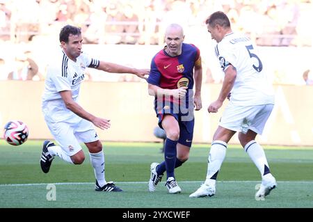 Tokio, Japan. Dezember 2024. Der ehemalige FC Barcelona-Spieler Andrres Iniesta (C) spielt am Sonntag, den 15. Dezember 2024, beim Fußballspiel „El Clasico in Tokio“ zwischen Barca-Legenden und Real Madrid-Legenden in Tokio. Andres Iniesta hielt nach dem Spiel eine Abschiedszeremonie für seine professionelle Fluggesellschaft ab. (Foto: Yoshio Tsunoda/AFLO) Stockfoto