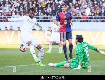 Tokio, Japan. Dezember 2024. Der ehemalige FC Barcelona-Torwart Francisco Guzman (R) blockiert den Ball, den der ehemalige Real Madrid Spieler Javier Barboa (L) beim Fußballspiel „El Clasico in Tokio“ zwischen Barca-Legenden und Real Madrid-Legenden am Sonntag, den 15. Dezember 2024 in Tokio geschossen hat. Andres Iniesta hielt nach dem Spiel eine Abschiedszeremonie für seine professionelle Fluggesellschaft ab. (Foto: Yoshio Tsunoda/AFLO) Stockfoto