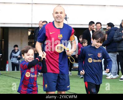 Tokio, Japan. Dezember 2024. Der ehemalige FC Barcelona-Spieler Andrres Iniesta (C) tritt mit seinen Söhnen beim Fußballspiel „El Clasico in Tokio“ zwischen Barca-Legenden und Real Madrid-Legenden am Sonntag, den 15. Dezember 2024, in Tokio ein. Andres Iniesta hielt eine Abschiedszeremonie für seine professionelle Fluggesellschaft ab. (Foto: Yoshio Tsunoda/AFLO) Stockfoto