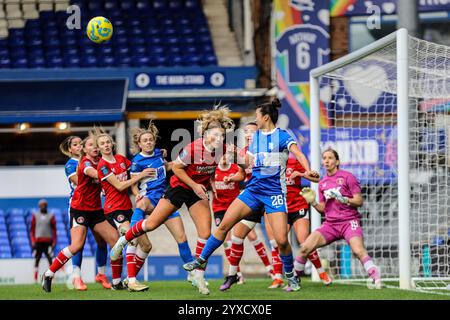 Birmingham, Großbritannien. Dezember 2024. Birmingham, England, 15. Dezember 2024: Die Spieler springen während des Barclays Womens Championship Fußballspiels zwischen Birmingham City und Charlton Athletic in St Andrews in Birmingham, England (Natalie Mincher/SPP) Credit: SPP Sport Press Photo. /Alamy Live News Stockfoto