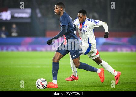 Paris, Frankreich. Dezember 2024. Ousmane DEMBELE von PSG und Ernest NUAMAH von Lyon während des Ligue-1-Spiels zwischen Paris Saint-Germain (PSG) und Olympique Lyonnais (OL) im Parc des Princes Stadium am 15. Dezember 2024 in Paris. Quelle: DPPI Media/Alamy Live News Stockfoto