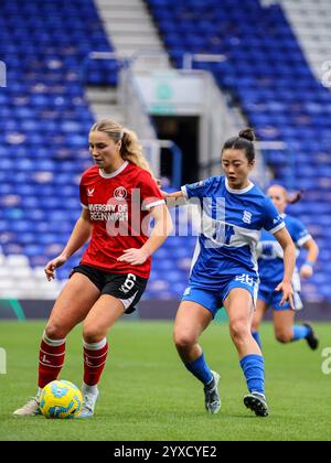 Birmingham, Großbritannien. Dezember 2024. Birmingham, England, 15. Dezember 2024: Gracie Pearse (6 Charlton) auf dem Ball während des Barclays Womens Championship Football Matches zwischen Birmingham City und Charlton Athletic in St Andrews in Birmingham, England (Natalie Mincher/SPP) Credit: SPP Sport Press Photo. /Alamy Live News Stockfoto