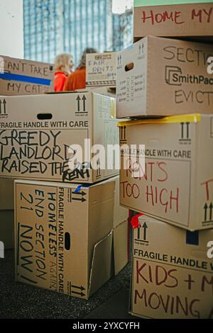 Demonstranten markieren Kästen mit Slogans auf dem Cavendish Square, während die Mieter einen Protest gegen die steigenden Mietpreise in London veranstalten und die Mietkontrolle fordern. Stockfoto