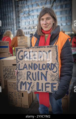 Wohnungsaktivisten treffen sich auf dem Cavendish Square vor einem protestmarsch, der von der London Renters Union gegen die steigenden Wohnraumkosten organisiert wird. Stockfoto