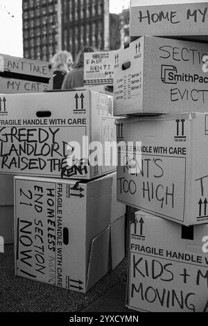 Demonstranten markieren Kästen mit Slogans auf dem Cavendish Square, während die Mieter einen Protest gegen die steigenden Mietpreise in London veranstalten und die Mietkontrolle fordern. Stockfoto