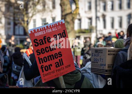 Wohnungsaktivisten mit Protestzeichen während der von der London Renters Union organisierten Kundgebung gegen die steigenden Wohnraumkosten, Stockfoto