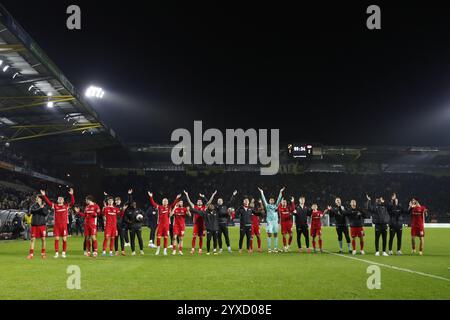 BREDA - AZ feiert den Sieg beim niederländischen Eredivisie-Spiel zwischen NAC Breda und AZ Alkmaar im Rat Verlegh Stadion am 15. Dezember 2024 in Breda, Niederlande. ANP BART STOUTJESDIJK Stockfoto