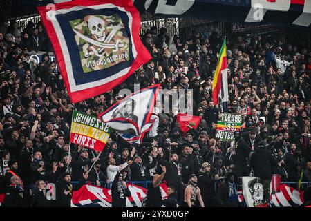 Paris, Frankreich. Dezember 2024. Anhänger der PSG während des französischen Meisterschaftsspiels der Ligue 1 zwischen Paris Saint-Germain und Olympique Lyonnais am 15. Dezember 2024 im Parc des Princes Stadion in Paris, Frankreich - Foto Matthieu Mirville/DPPI Credit: DPPI Media/Alamy Live News Stockfoto