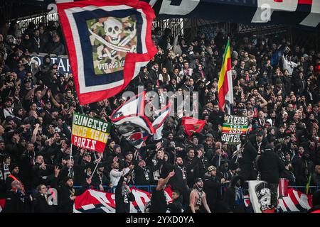 Paris, Frankreich, Frankreich. Dezember 2024. Anhänger der PSG während des Ligue-1-Spiels zwischen Paris Saint-Germain (PSG) und Olympique Lyonnais (OL) im Parc des Princes Stadium am 15. Dezember 2024 in Paris. (Kreditbild: © Matthieu Mirville/ZUMA Press Wire) NUR REDAKTIONELLE VERWENDUNG! Nicht für kommerzielle ZWECKE! Stockfoto