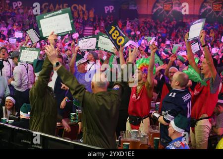 Alexandra Palace, London, Großbritannien. Dezember 2024. 2024/25 PDC Paddy Power World Dart Championships Tag 1; Fans stehen und singen Credit: Action Plus Sports/Alamy Live News Stockfoto