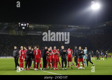 BREDA - AZ feiert den Sieg beim niederländischen Eredivisie-Spiel zwischen NAC Breda und AZ Alkmaar im Rat Verlegh Stadion am 15. Dezember 2024 in Breda, Niederlande. ANP BART STOUTJESDIJK Stockfoto