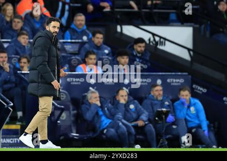 Etihad Stadium, Manchester, Großbritannien. Dezember 2024. Premier League Football, Manchester City gegen Manchester United; Manchester United Trainer Ruben Amorim beschreitet den technischen Bereich Credit: Action Plus Sports/Alamy Live News Stockfoto